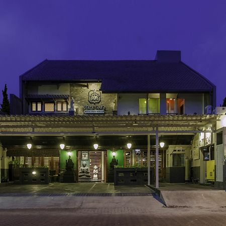 Dhanesvara Holistic Unique Homestay Wonocolo Luaran gambar