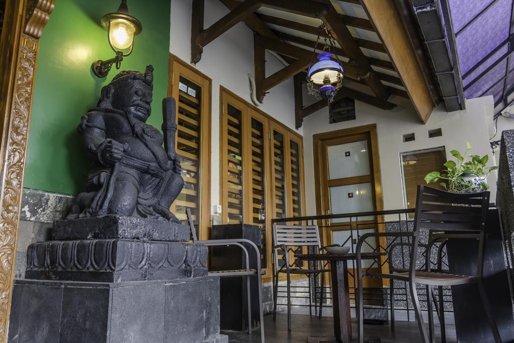 Dhanesvara Holistic Unique Homestay Wonocolo Luaran gambar