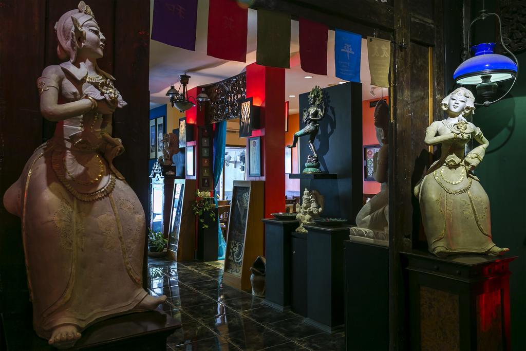 Dhanesvara Holistic Unique Homestay Wonocolo Luaran gambar