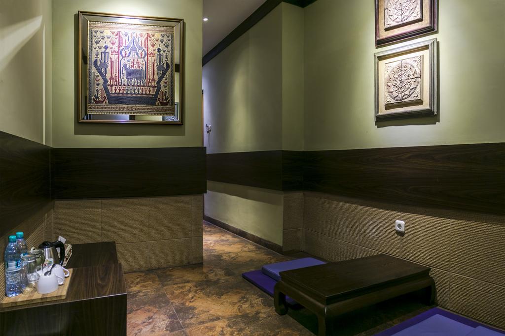Dhanesvara Holistic Unique Homestay Wonocolo Luaran gambar