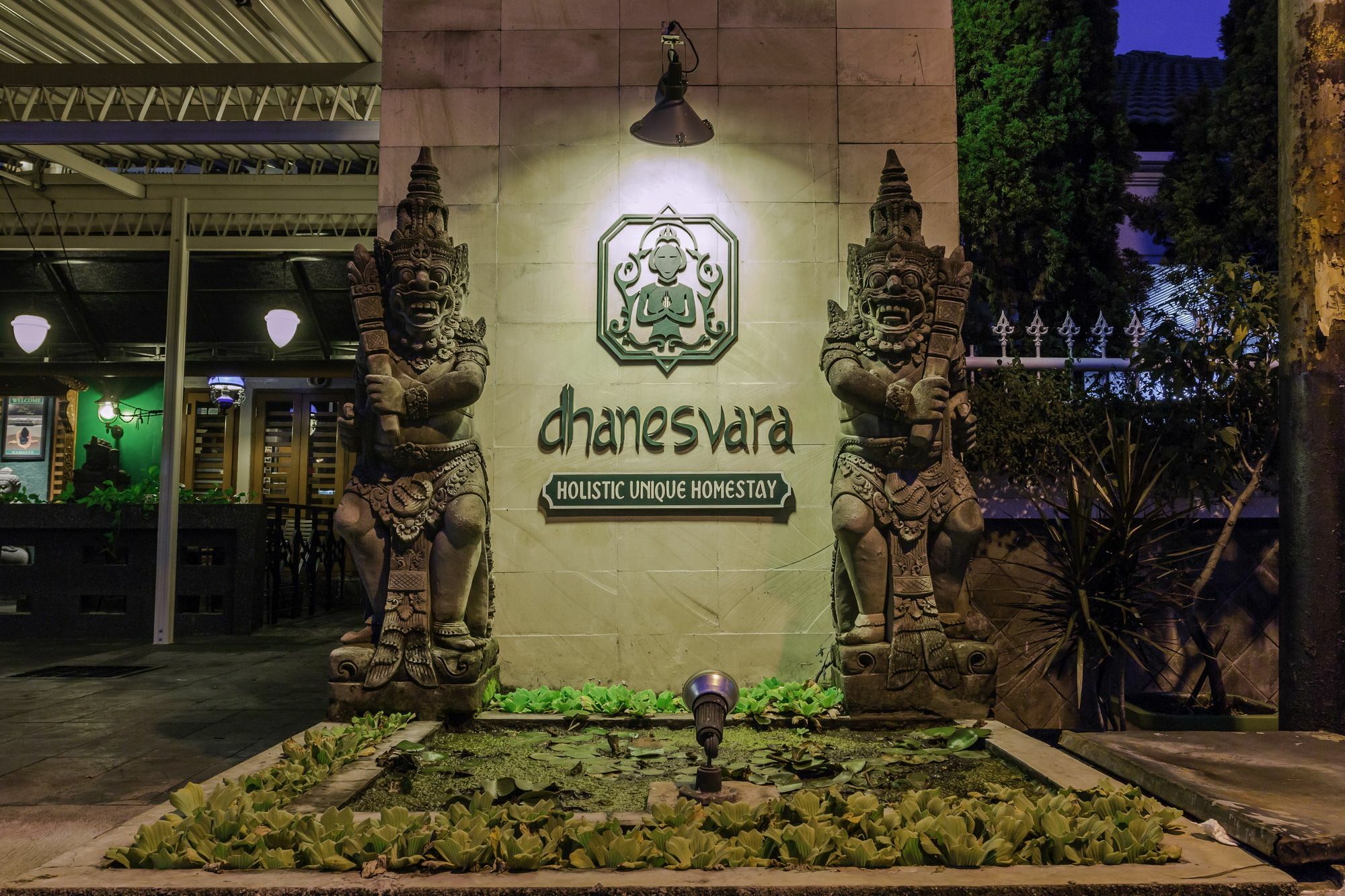 Dhanesvara Holistic Unique Homestay Wonocolo Luaran gambar