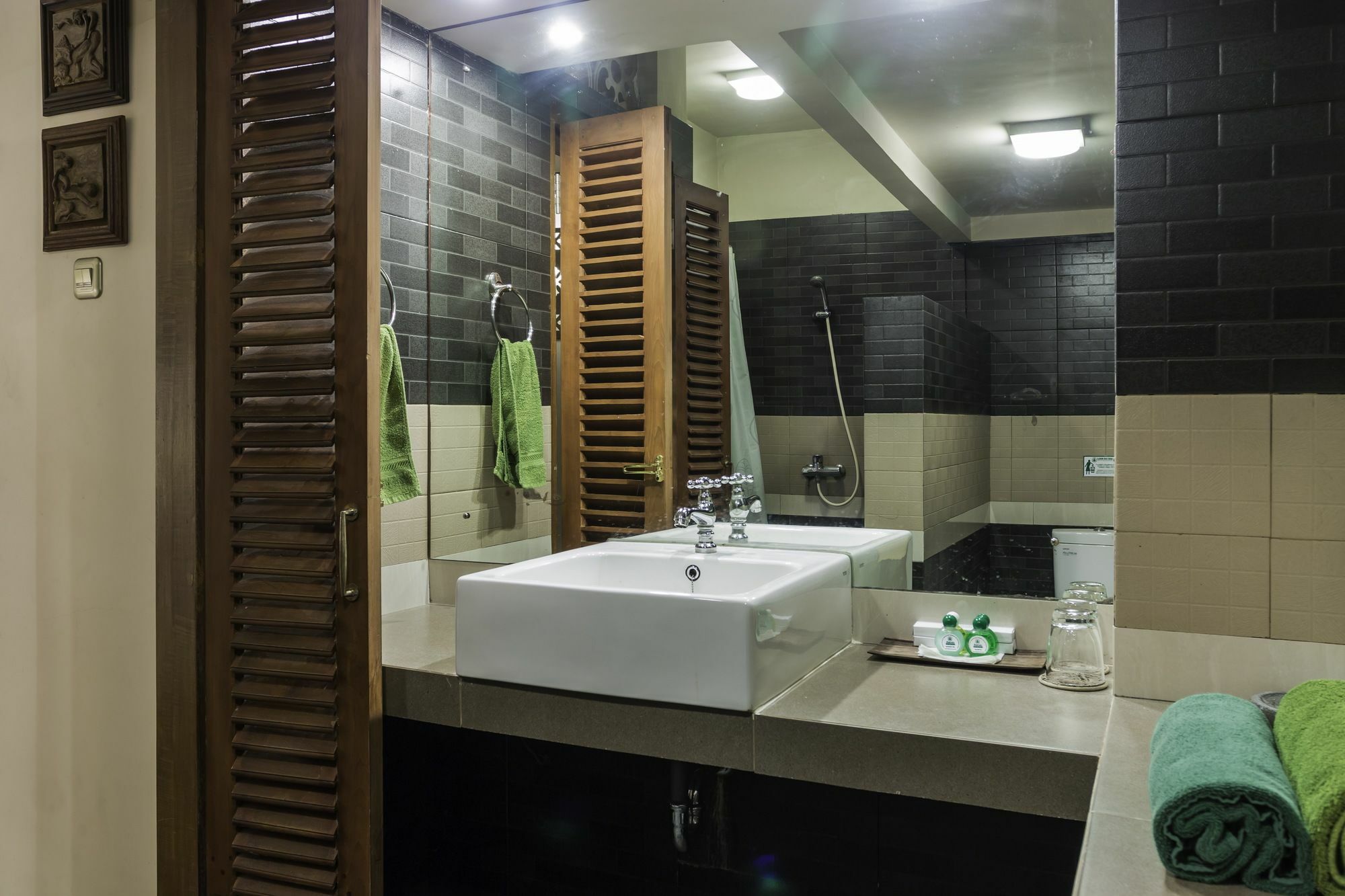 Dhanesvara Holistic Unique Homestay Wonocolo Luaran gambar